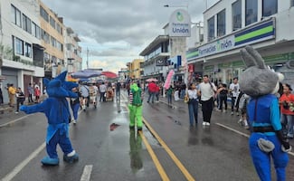 Con coronas y disfraces, Tabasco recibe a Fátima Bosch; lluvia no frena desfile de Miss Universo 2025