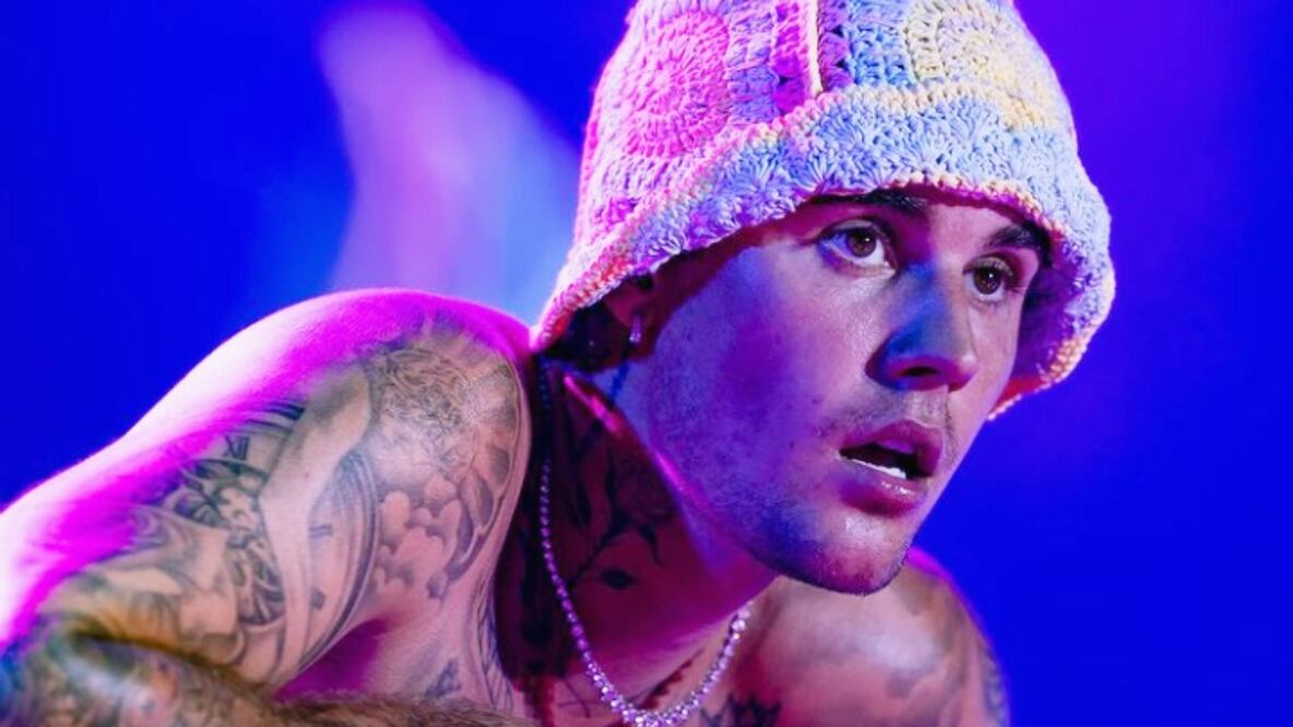 En internet se viralizó una fotografía de Justin Bieber modelando las chanclas de botella de Balenciaga. Foto: Instagram @justinbieber