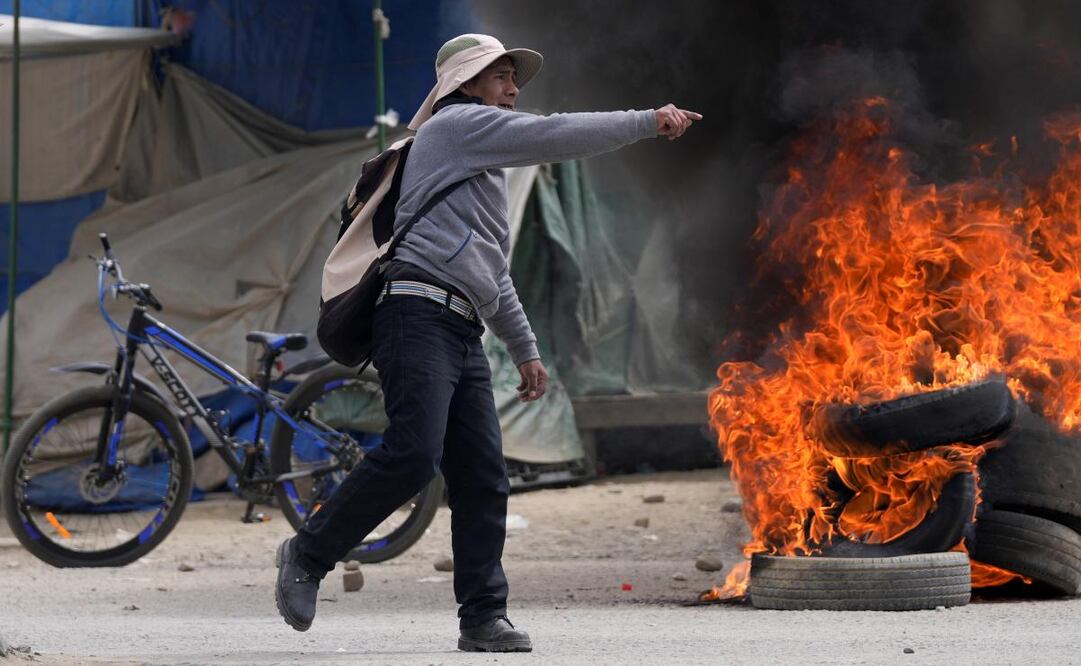 Un partidario del expresidente Evo Morales, que protesta contra el gobierno del actual presidente Luis Arce, se enfrenta a partidarios de Arce en El Alto, Bolivia, el domingo 22 de septiembre de 2024. Foto: AP