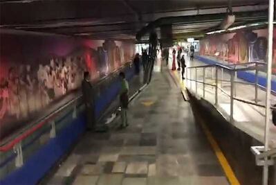 Se desprende lámpara en Metro Garibaldi y lesionan a dos personas