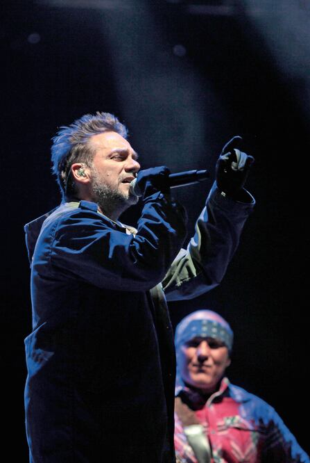 Vicentico salió al escenario portando una gran chamarra, por el aire fresco que se sintió en la capital mexicana (RAMON ROMERO. EL UNIVERSAL)