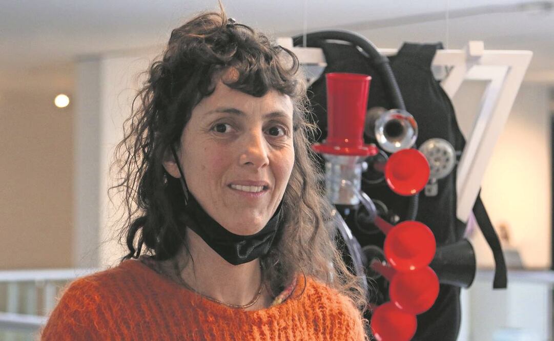 Marcela Armas (Durango, México, 1976) lleva 20 años trabajando piezas desde su ideal de respeto a la tierra en que vivimos e invita a los espectadores a la reflexión. Foto: Carlos Mejía/ EL UNIVERSAL.