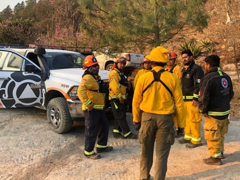 Vientos dificultan combate de incendio forestal y obligan a evacuar tres comunidades en NL
