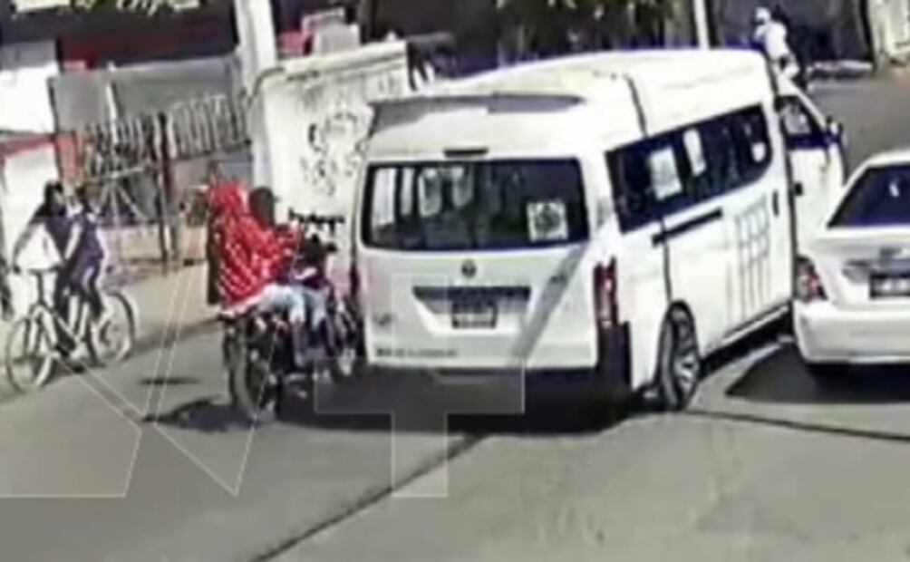 Sujetos en moto se emparejan a combi y abren fuego en contra de pasajeros en Tultepec 