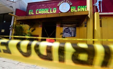 Peritos realizan trabajos de inspección en el bar “Caballo Blanco” de Coatzacoalcos