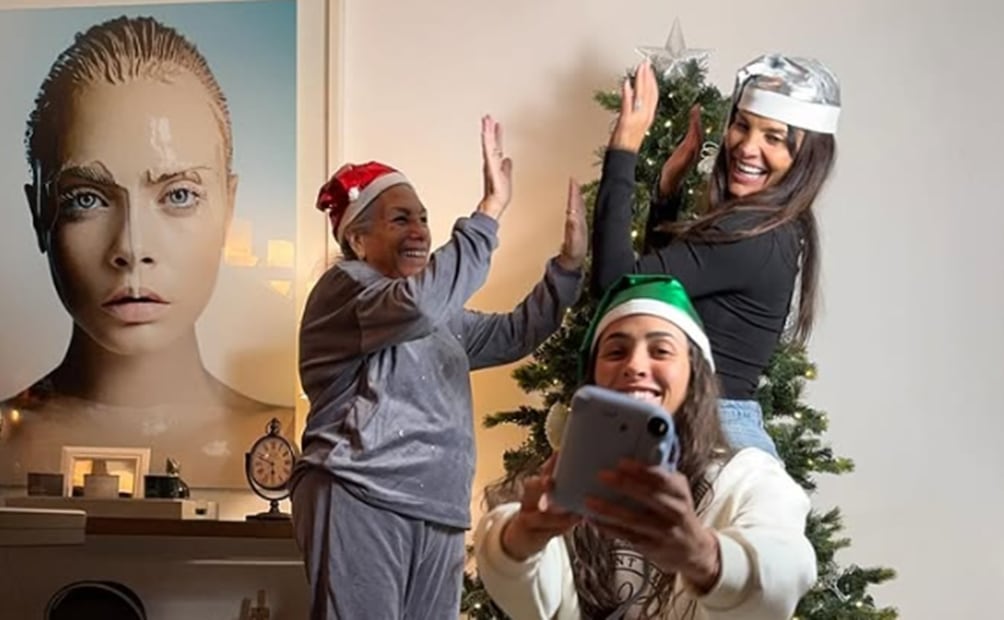 Fabiola Campomanes con su madre y su hija en diciembre de 2025. 
Foto: Instagram fabiolacampomanes