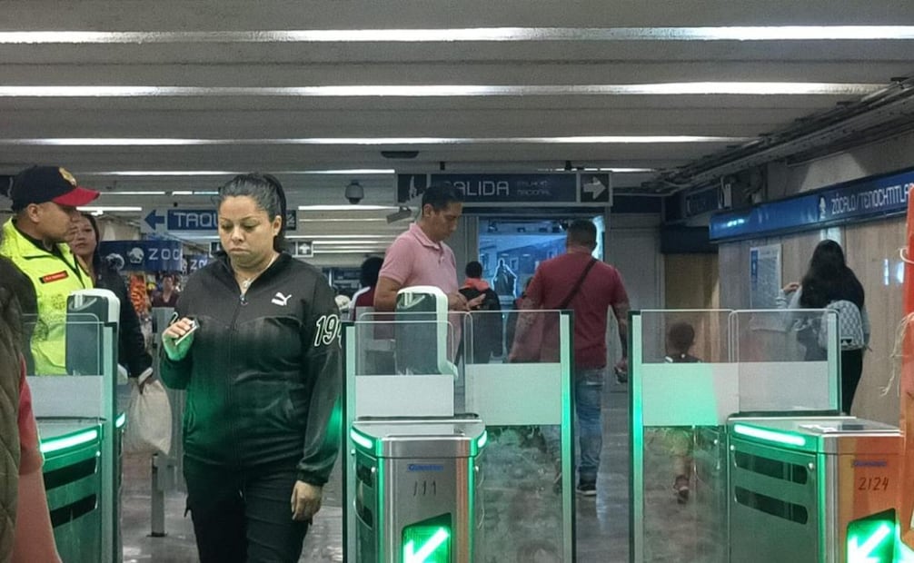En total, son 20 nuevas puertas las que se instalan en Zócalo-Tenochtitlan, 10 en el acceso sur y 10 más en el acceso norte.
Foto: Especial.