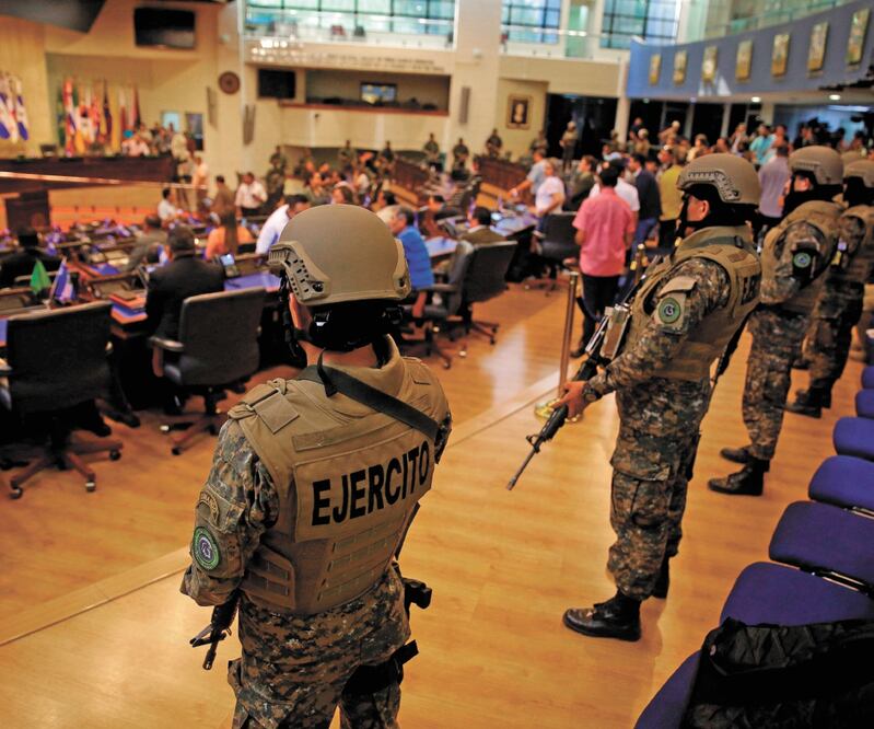Militares salvadoreños estuvieron presentes ayer en la sesión del Congreso en la que el presidente Nayib Bukele pidió aval para un préstamo. RODRIGO SURA. EFE