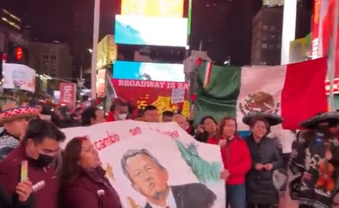 Con mariachi esperan a AMLO en Times Square
