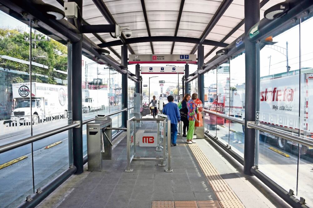 Los asaltos del sábado y martes pasado se realizaron cuando las unidades del transporte se alejaban de los andenes de ascenso y descenso de pasaje (ALONSO ROMERO. EL UNIVERSAL)