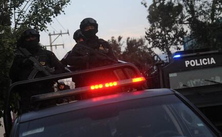 Policías de CDMX salvan a hombre que pretendía arrojarse de puente peatonal en Iztapalapa; dijo tener problemas familiares y económicos