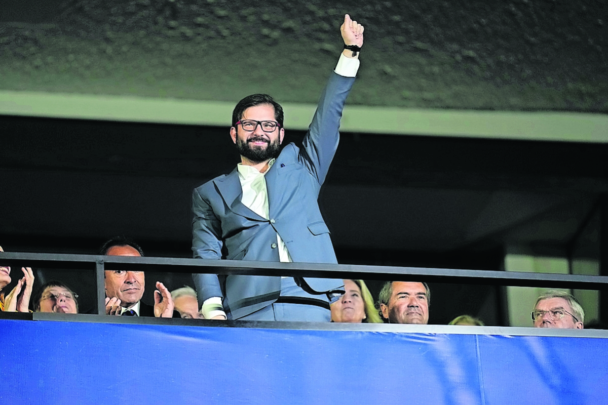 El presidente de Chile, Gabriel Boric, levanta el puño durante la ceremonia inaugural de los Juegos Panamericanos el 20 de octubre pasado. Foto: Fernando Vergara | AP