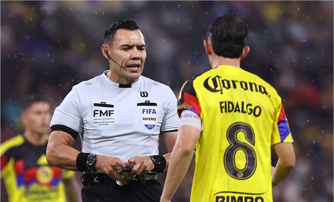 FOTO: IMAGO7 - Marco Antonio ‘Gato’ Ortiz le perdona la expulsión a un jugador del América; le pide que no le reclame las jugadas
