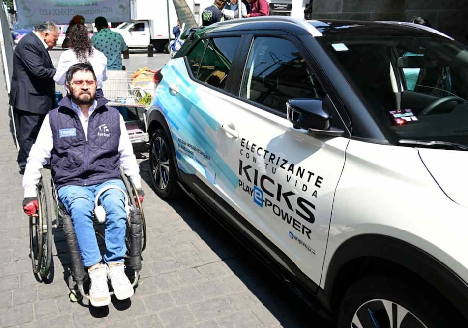 Presentan en el Congreso de la CDMX taxi eléctrico accesible para personas con discapacidad. Foto: Especial