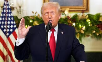 Trump lanza nuevo ataque contra programas nocturnos y cadenas de TV; amenaza con revocar sus licencias 