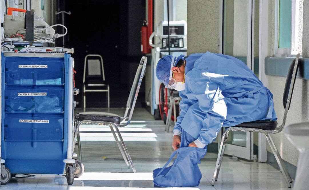 A Mexican healthcare worker puts on PPE as he prepares to assist patients infected with COVID-19 - Photo: Mario Vázquez/AFP