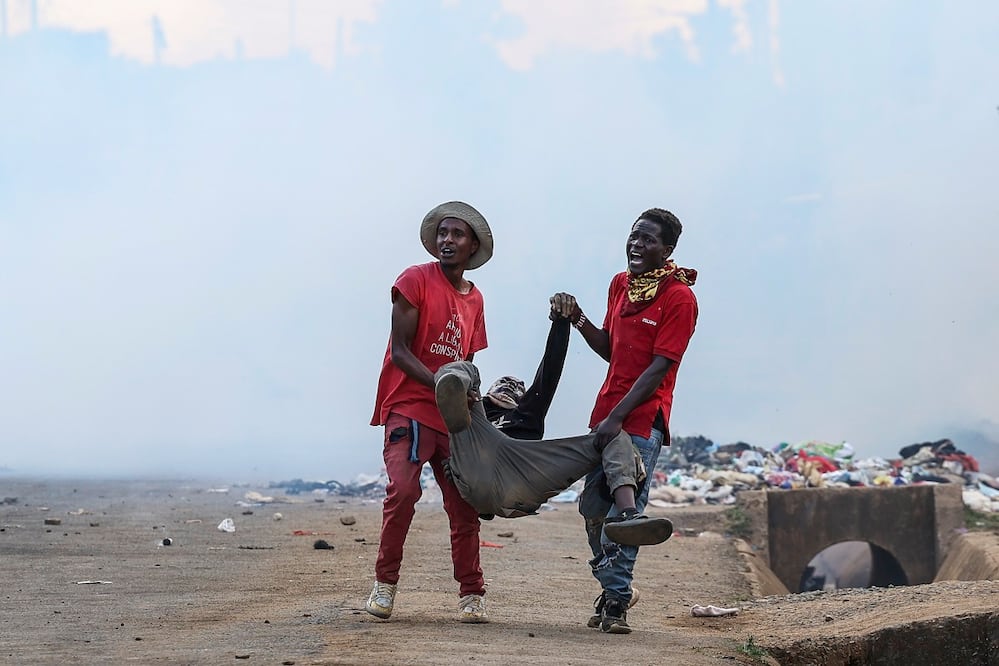 Manifestantes intentan ayudar en Nanyuki a un herido durante las protestas contra el centro antiébola que se pretende construir en Kenia. FOTO: EFE