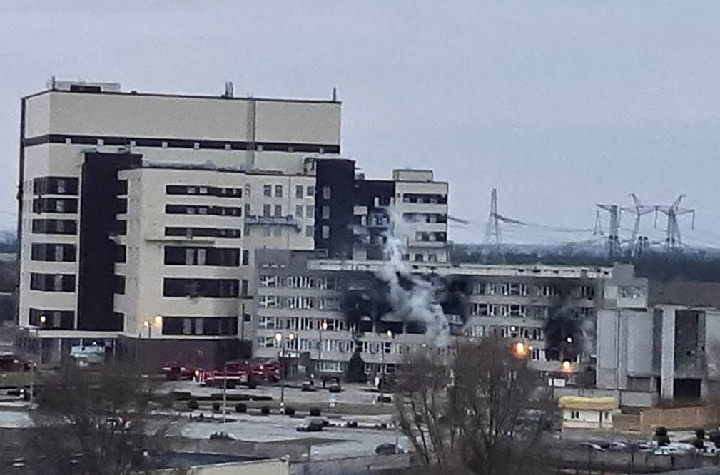 Incendio a uno de los edificios de la planta Zaporizhzhia, el 4 de marzo de 2022. Foto: AP