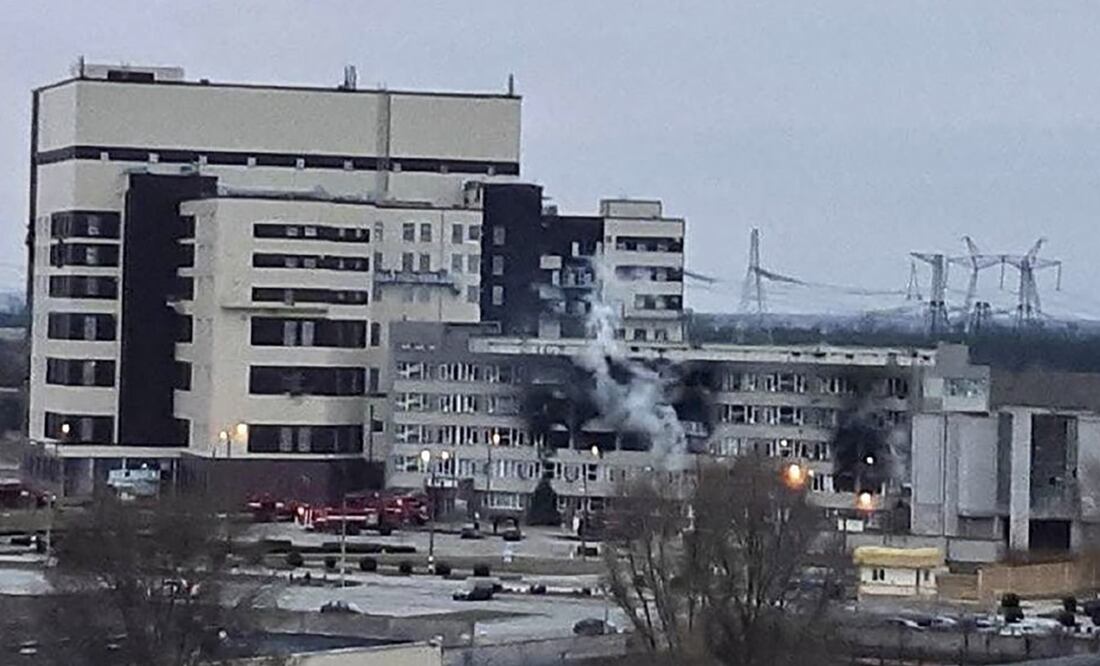 Incendio a uno de los edificios de la planta Zaporizhzhia, el 4 de marzo de 2022. Foto: AP