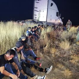 Hallan a 23 migrantes ocultos en un camión en Texas; detienen al conductor