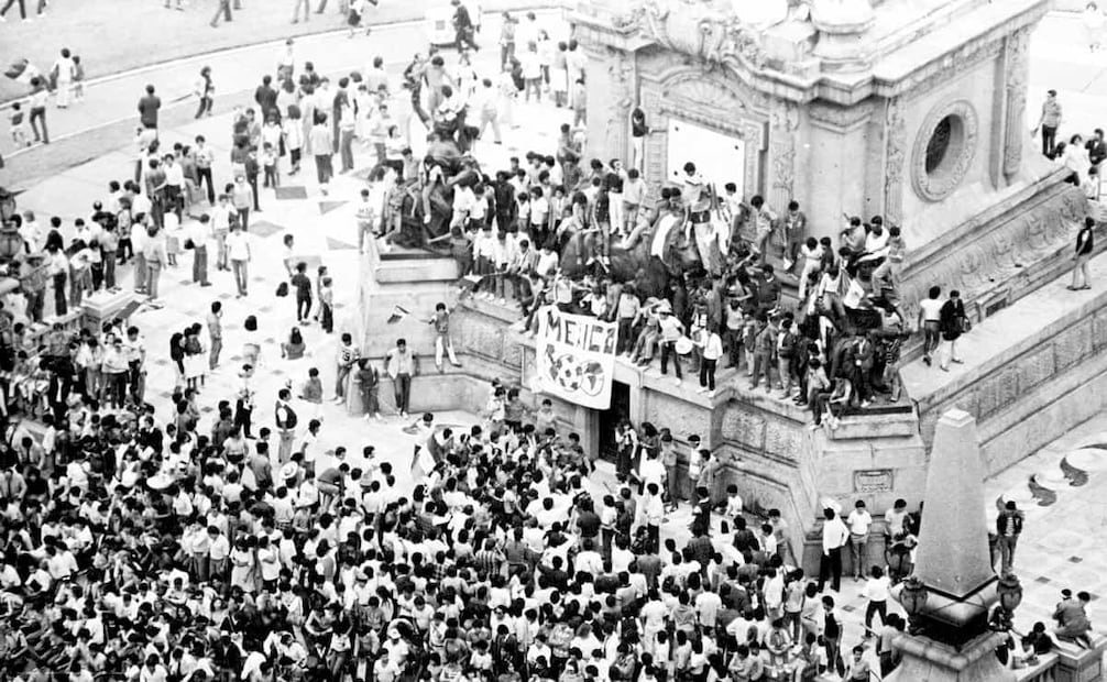 Festejos del 3 de junio de 1986, tras la victoria de México sobre Bélgica. La recuperación del Ángel de la Independencia tardó varios meses, reinaugurado hasta el 20 de noviembre de ese año. Foto: Archivo EL UNIVERSAL.