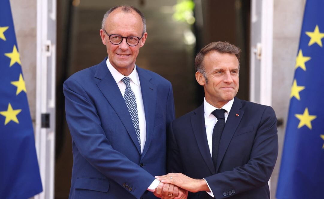 El presidente francés, Emmanuel Macron, estrecha la mano del canciller alemán, Friedrich Merz. Foto: EFE