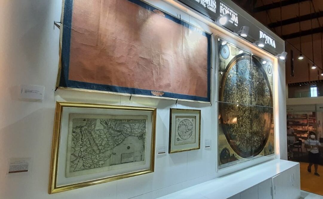 Un pergamino sobre el Corán que mide tres metros y debajo de éste, el primer mapa moderno de Arabia. Foto: Frida Juárez/EL UNIVERSAL