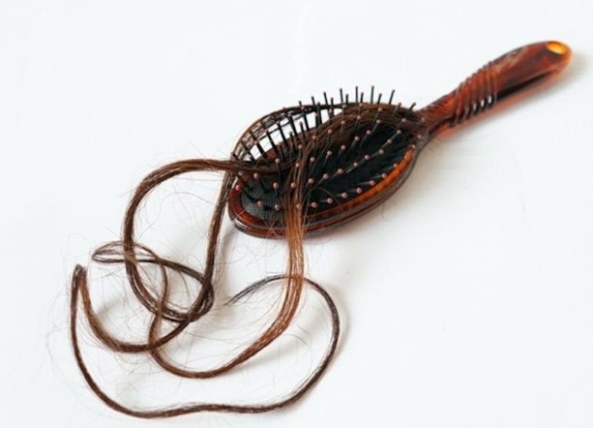 Qué pasa si duermes con el pelo recogido