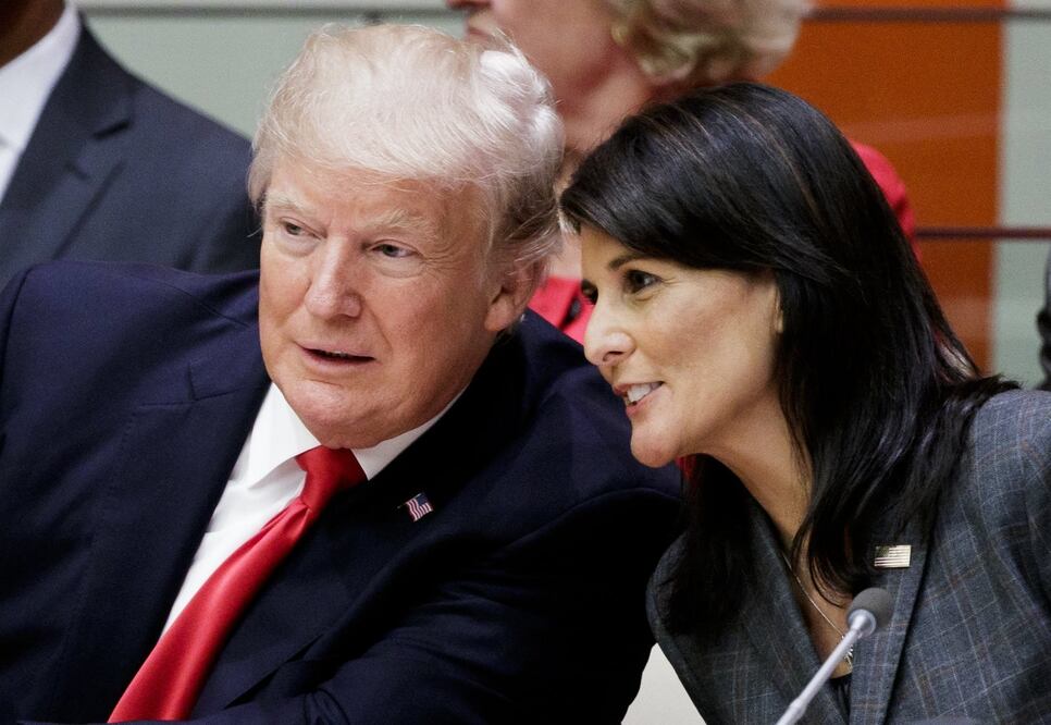 El presidente de EU, Donald Trump habla con su embajadora ante la ONU, Nikki Haley (EFE)