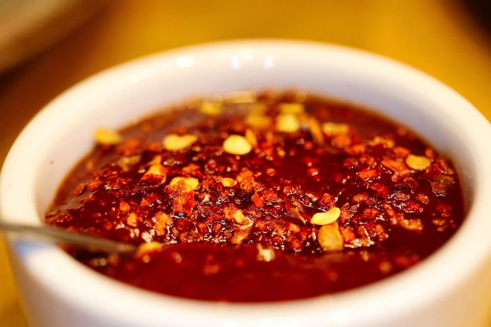 La salsa macha se caracteriza por su textura martajada crujiente y su balance entre picor y notas tostadas. Foto: Pixabay.