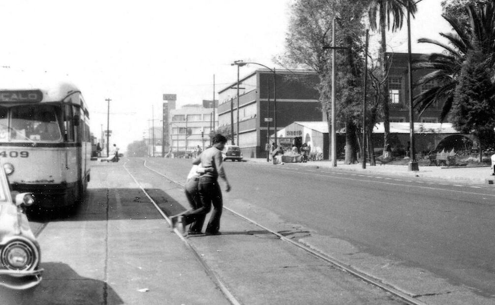 La avenida Revolución frente a la Alameda de Tacubaya en los años setenta. A la derecha está la escuela primaria Justo Sierra; en el fondo se ve el anuncio del cine Jalisco, que ahora es un templo. Imagen: Colección Villasana.