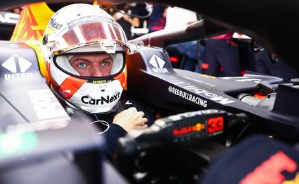 Max Verstappen le pinta el dedo a Lewis Hamilton en plena pista