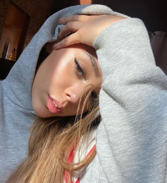 Danna Paola presume su figura en sexy pijama