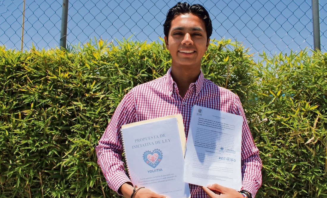 Diego Eduardo, de 16 años, creó la organización Yoliitia para apoyar a personas con discapacidad a encontrar empleo; su inspiración fue su tío José Rodríguez, quien no cuenta con una extremidad superior y se le ha dificultado encontrar trabajo. Foto: Especial