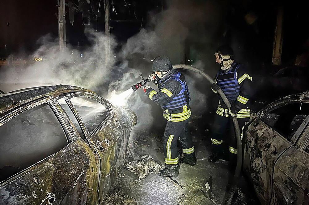 En esta fotografía, tomada y difundida por el Servicio de Emergencias de Ucrania, rescatistas ucranianos trabajan para extinguir un incendio en el lugar de un ataque, en un lugar no revelado del distrito de Brovary, en la región de Kiev. Foto: AFP