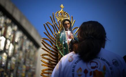 Miles de peregrinos arriban a la Basílica de Guadalupe; “toreros” ofrecen escapularios, imágenes y rosarios 