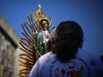 Miles de peregrinos arriban a la Basílica de Guadalupe; “toreros” ofrecen escapularios, imágenes y rosarios