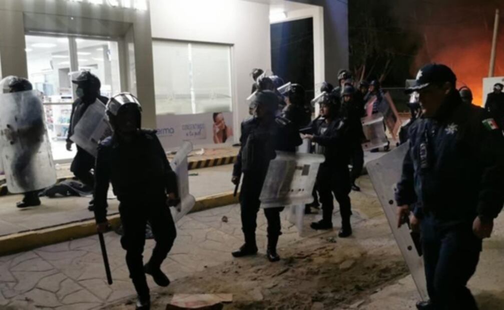 Con piedras y balazos al aire, desalojan a manifestantes del crucero del Aeropuerto de Oaxaca