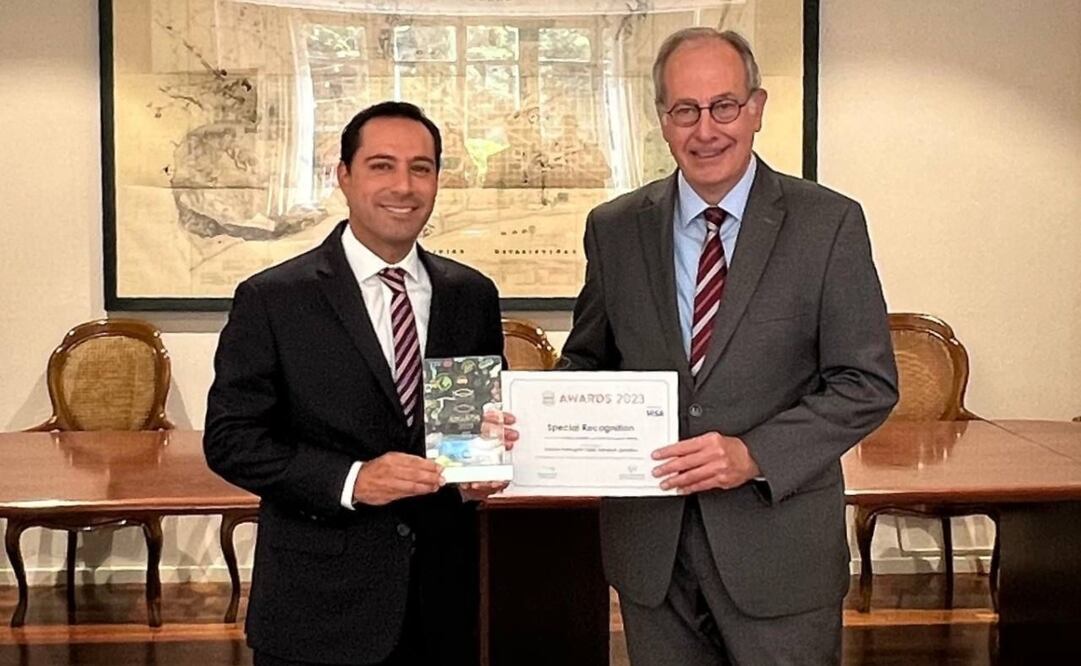 El gobernador Mauricio Vila Dosal recibió la distinción que le entregó Pere Calvet, Presidente Honorífico de UITP. Foto: Cortesía