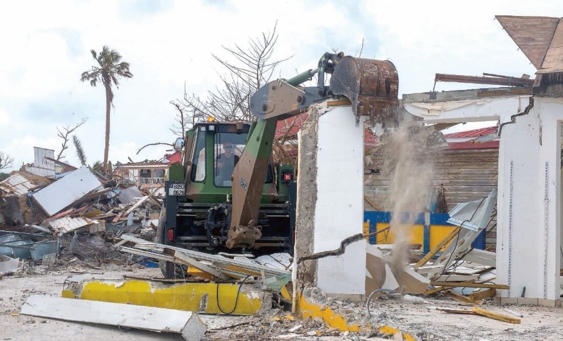 Re const rucción. Soldados franceses ayudan a limpiar escombros tras el desastre que dejó Irma en la isla de St. Martin (HELENE VALENZUELA. AFP)