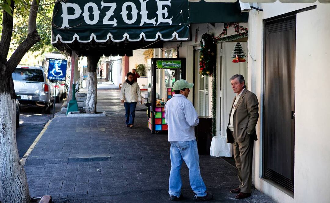 Las banquetas amplias y tranquilas, por lo general limpias, son parte de lo que hace a Clavería un oasis de ambiente mexicano en medio de la gran ciudad. Foto: Roberto Armocida/EL UNIVERSAL.