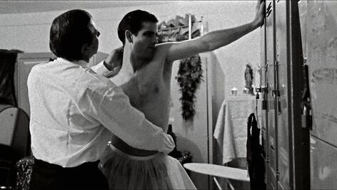 Hugo Alfredo Hinojosa gana premio en Londres con su primera película "Ad Absurdum"