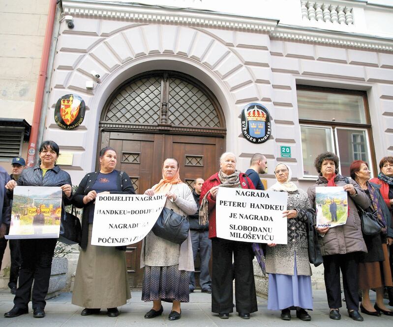 Miembros de la Asociación de Víctimas y Testigos del Genocidio, en una protesta en Sarajevo en noviembre contra el Nobel a Handke. Foto/DADO RUVIC. REUTERS