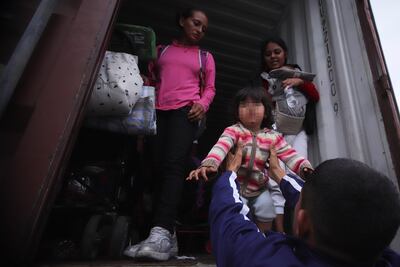 Niña de caravana migrante se reúne con sus padres en EU