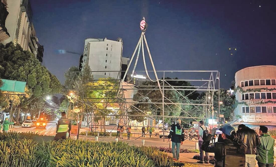 La estructura retirada tenía una dimensión de 12.90 x 8.30 metros y un peso de 3 toneladas; estaba en la azotea de un inmueble ubicado en área de conservación patrimonial, informó el Invea.Foto: Especial