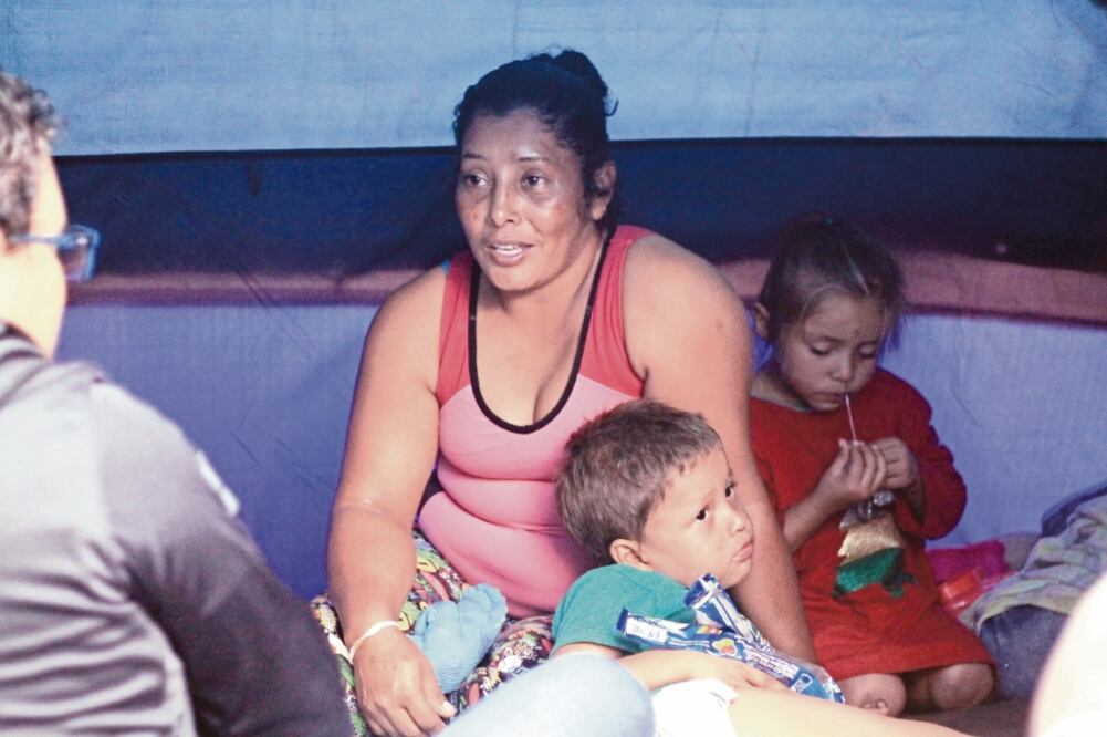 Los hondureños María Lydia y sus hijos llegaron en la caravana migrante a la ciudad de Tijuana; ella anhela cruzar a Estados Unidos para trabajar y comprarles ropa a sus hijos, así como despensa para la casa (JOEBETH TERRÍQUEZ. EL UNIVERSAL)