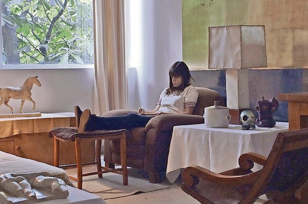 Jill Magid en una de las áreas de la Casa Estudio Barragán donde, según el catálogo de su obra, pasó cinco días en 2015 (ESE)