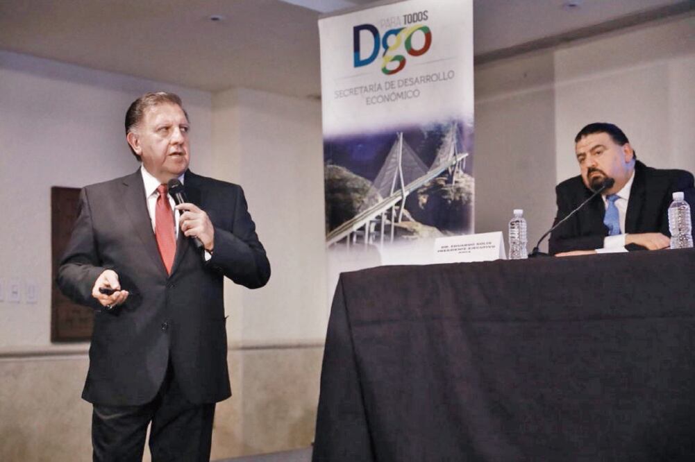 Ramón Dávila, titular de Desarrollo Económico de Durango, y Eduardo Solís, presidente de la AMIA, coinciden en que habrá récord en venta de autos. (ALEJANDRA LEYVA. EL UNIVERSAL)