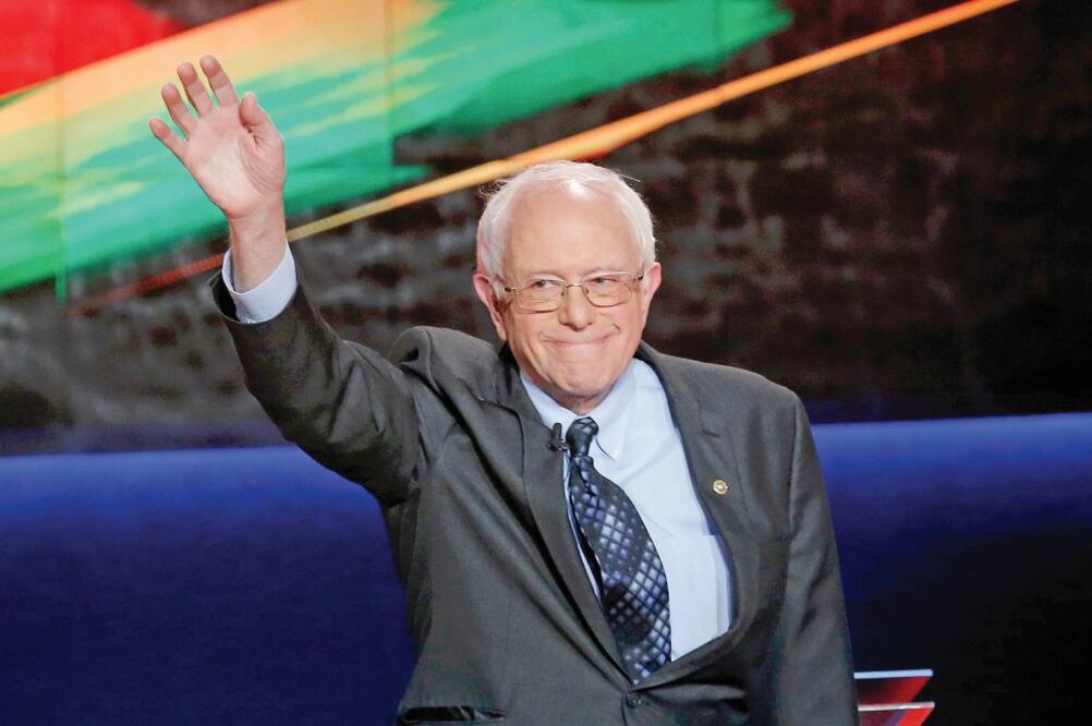 Bernie Sanders, aspirante demócrata a la Casa Blanca, ayer en el inicio del debate que sostuvo con su contrincante Hillary Clinton, en Flint, Michigan (JIM YOUNG. REUTERS)