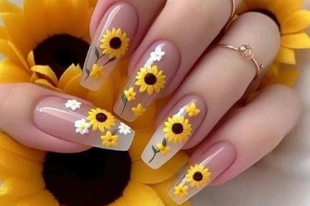 Plasma la belleza de los girasoles en tus uñas. Foto: Instagram @garden2flower
